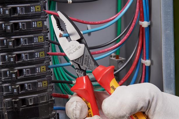 Fluke insulated linemans pliers are rated to 1000 V ac, 1500 V dc